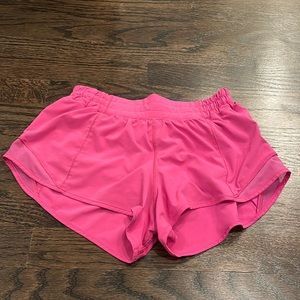 Lululemon Hotty Hot LR Shorts 2.5 Size 4 Sonic Pink